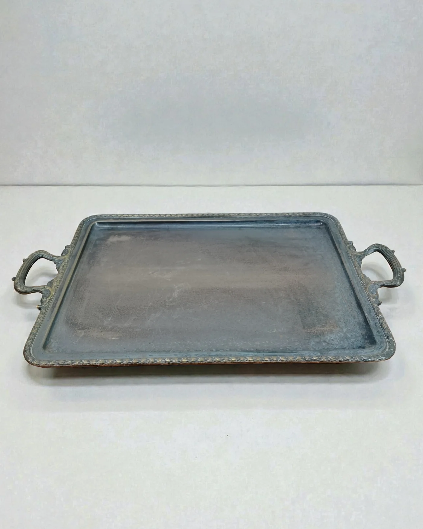 Bandeja vintage plateada con asas ornamentales - imagen 1