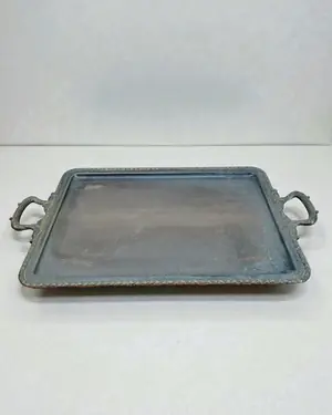 Bandeja vintage plateada con asas ornamentales - miniatura 1