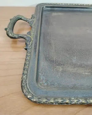 Bandeja vintage plateada con asas ornamentales - miniatura 3