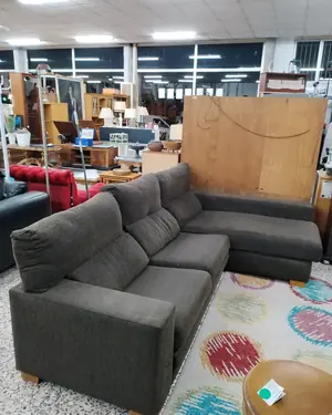 Sofá chaise longue gris con estructura de madera - miniatura 1