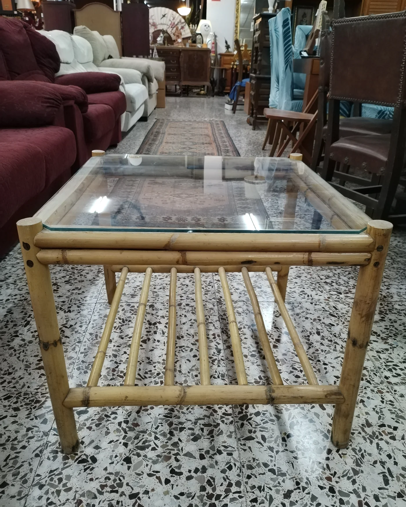 Mesa auxiliar de bambú con cristal - imagen 1