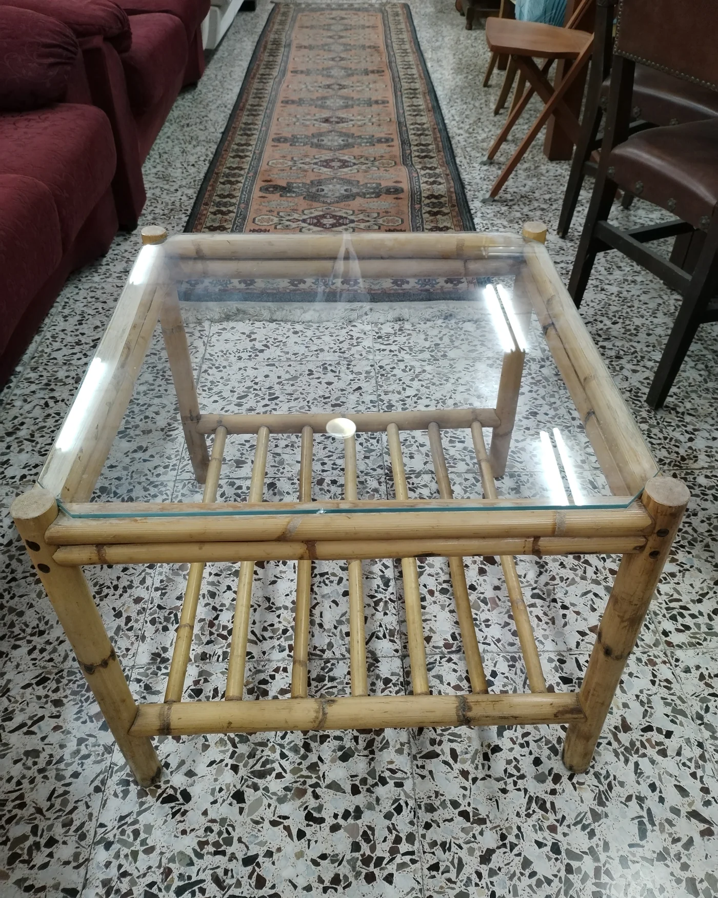 Mesa auxiliar de bambú con cristal - imagen 2