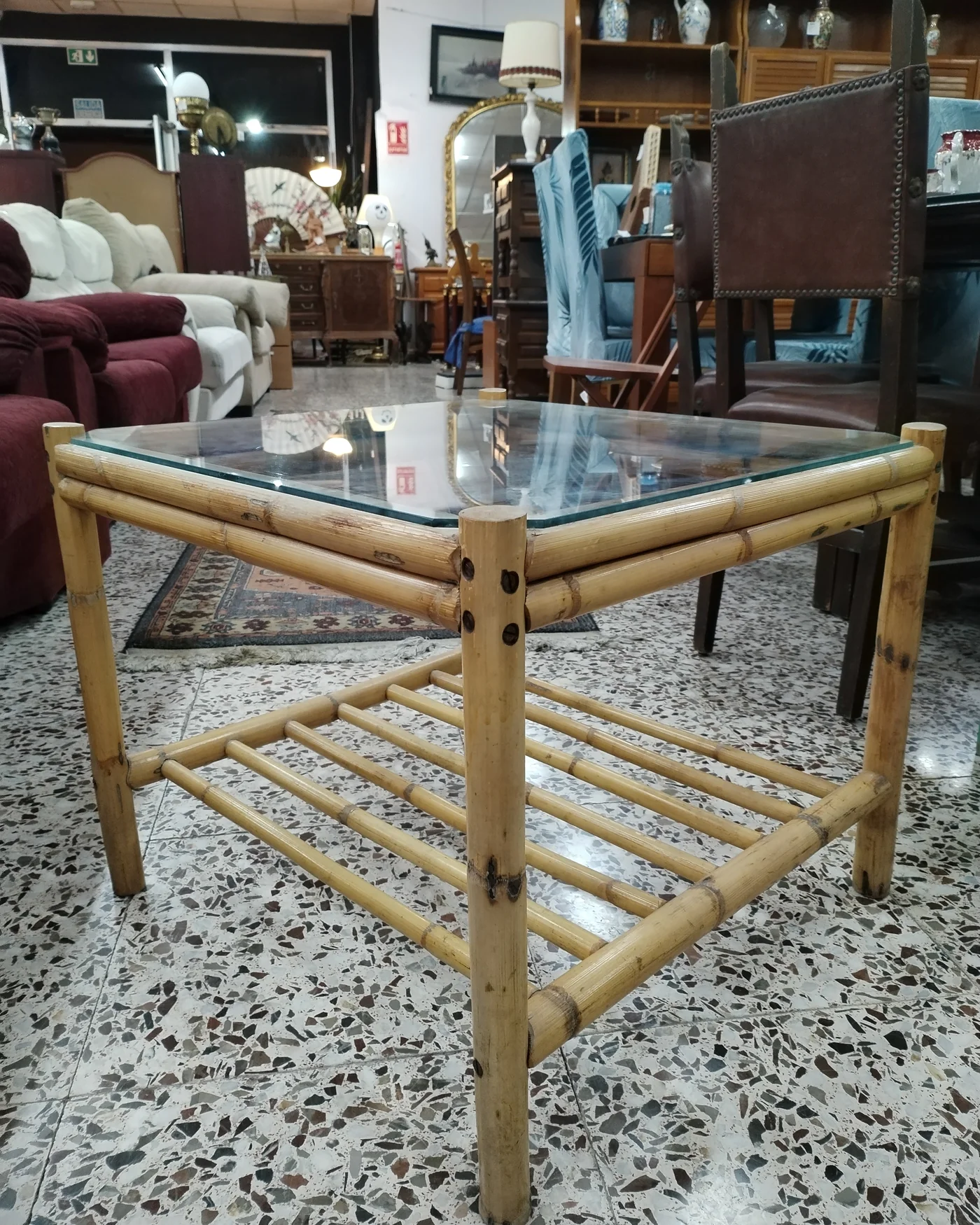Mesa auxiliar de bambú con cristal - imagen 3