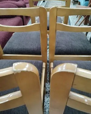 Juego de 5 sillas de comedor con estructura de madera y tapizado oscuro - miniatura 1