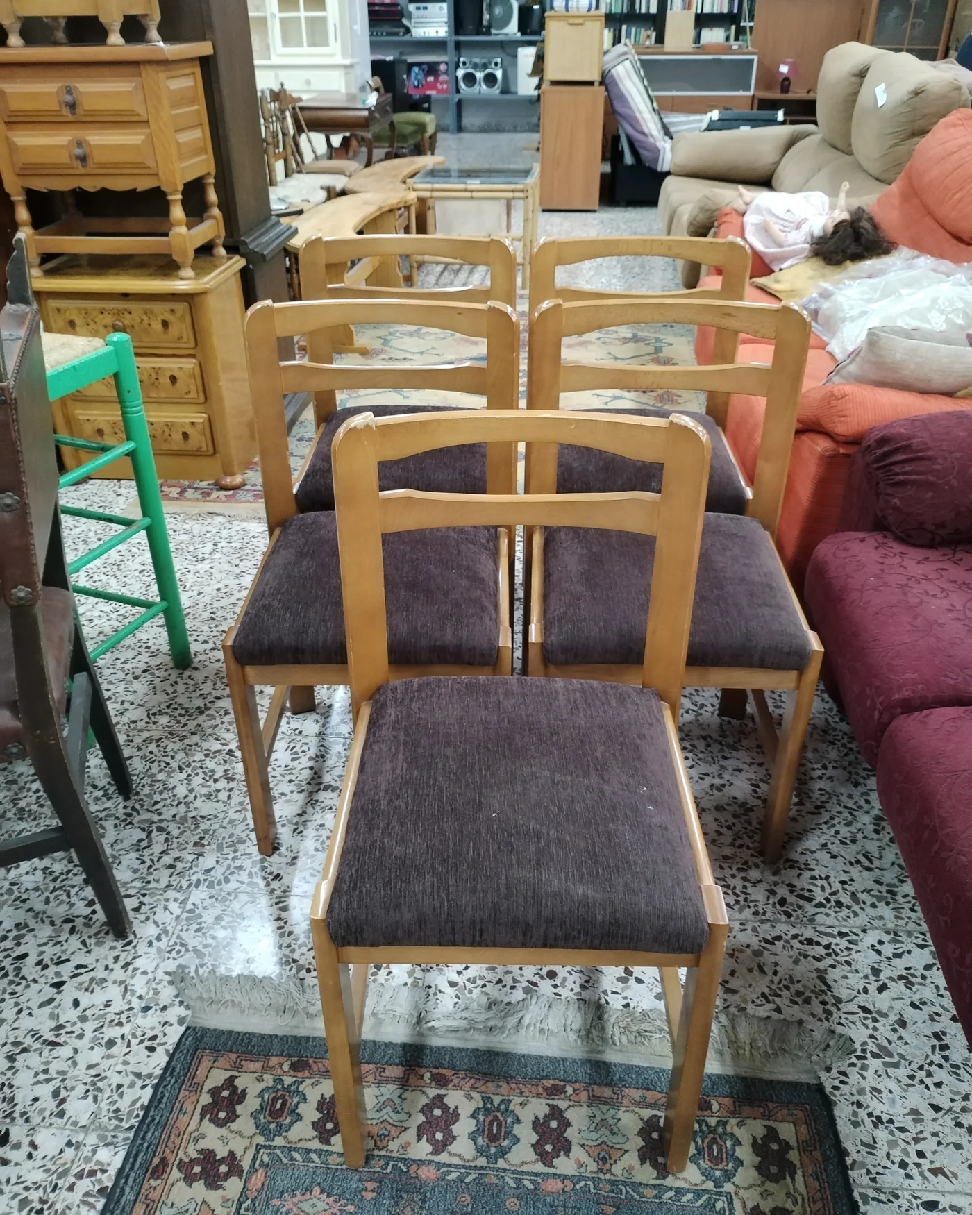 Juego de 5 sillas de comedor con estructura de madera y tapizado oscuro - imagen 2