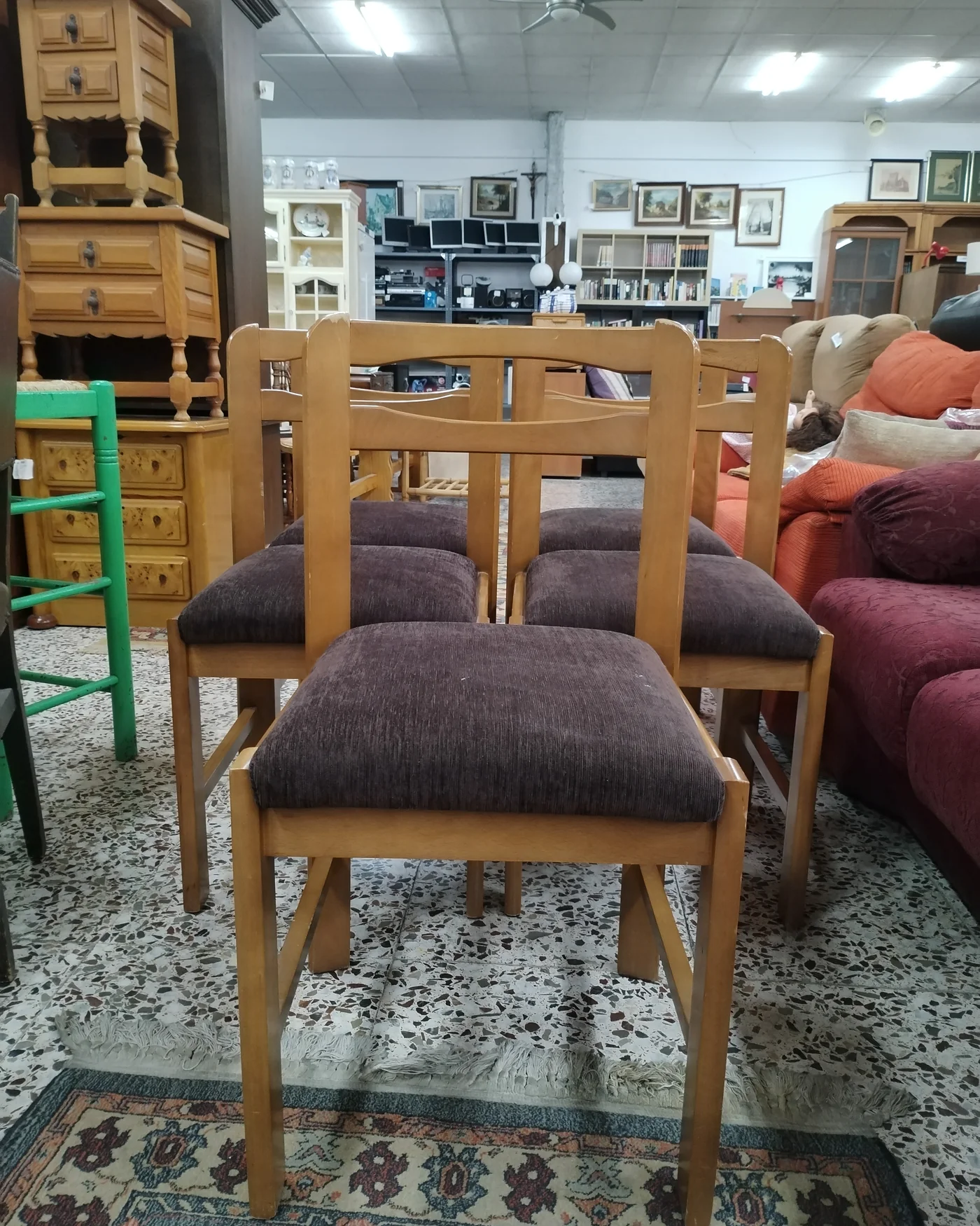 Juego de 5 sillas de comedor con estructura de madera y tapizado oscuro - imagen 3