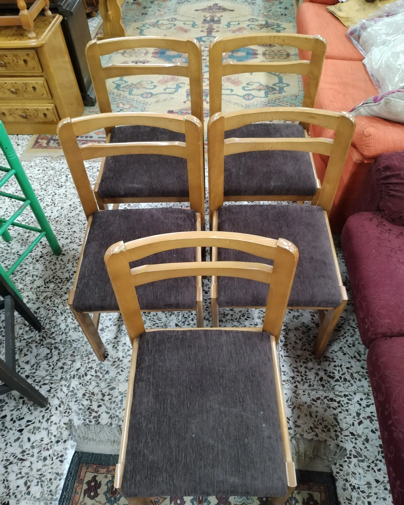Juego de 5 sillas de comedor con estructura de madera y tapizado oscuro - imagen 4