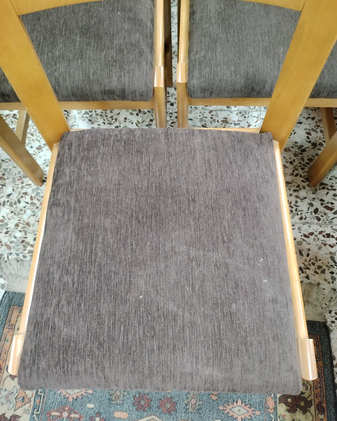 Juego de 5 sillas de comedor con estructura de madera y tapizado oscuro - imagen 5