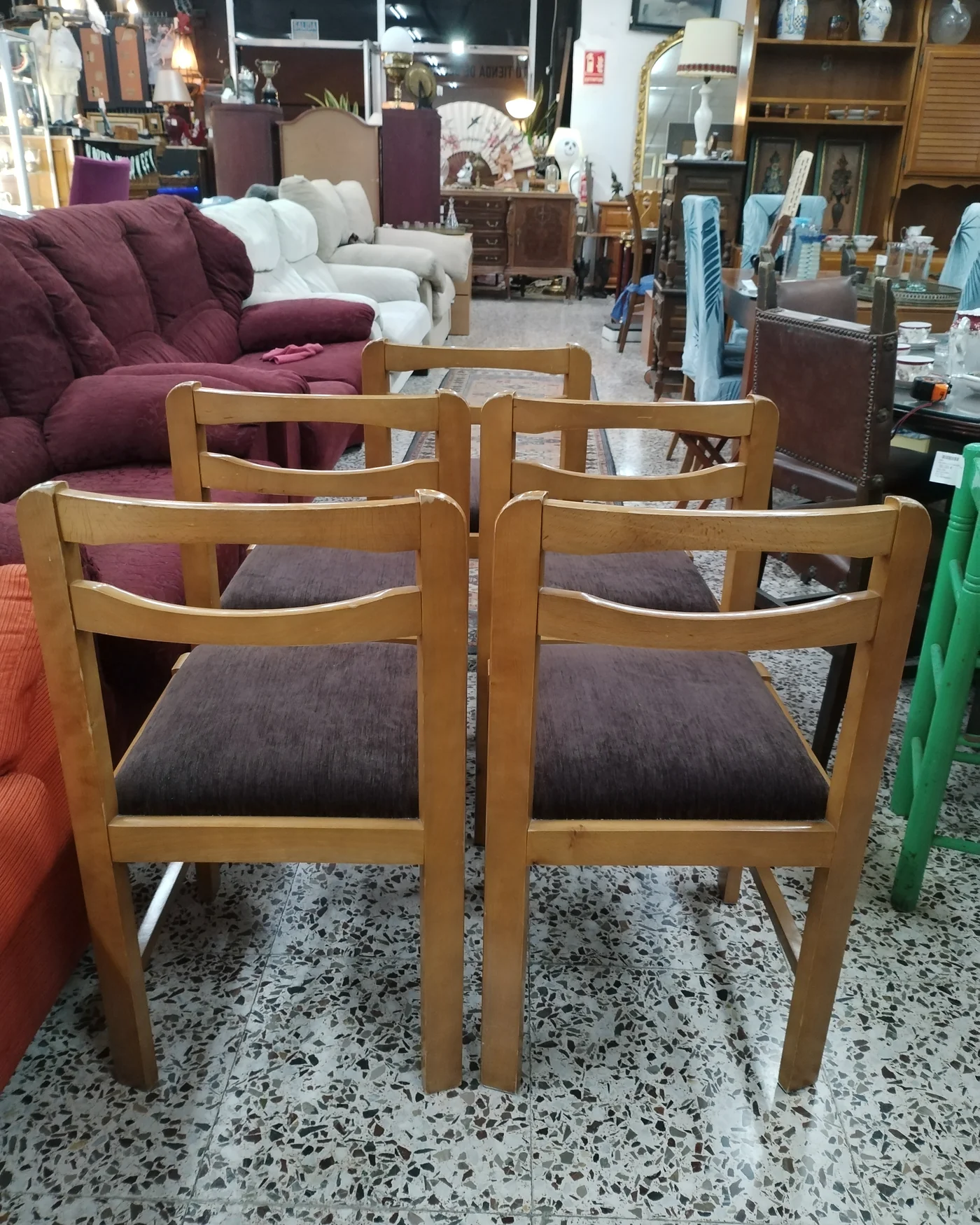 Juego de 5 sillas de comedor con estructura de madera y tapizado oscuro - imagen 6