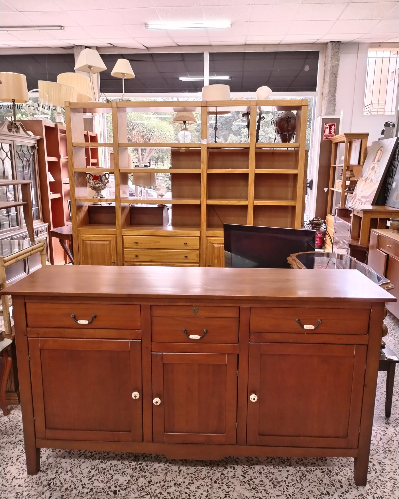 Aparador de madera estilo clásico - imagen 1
