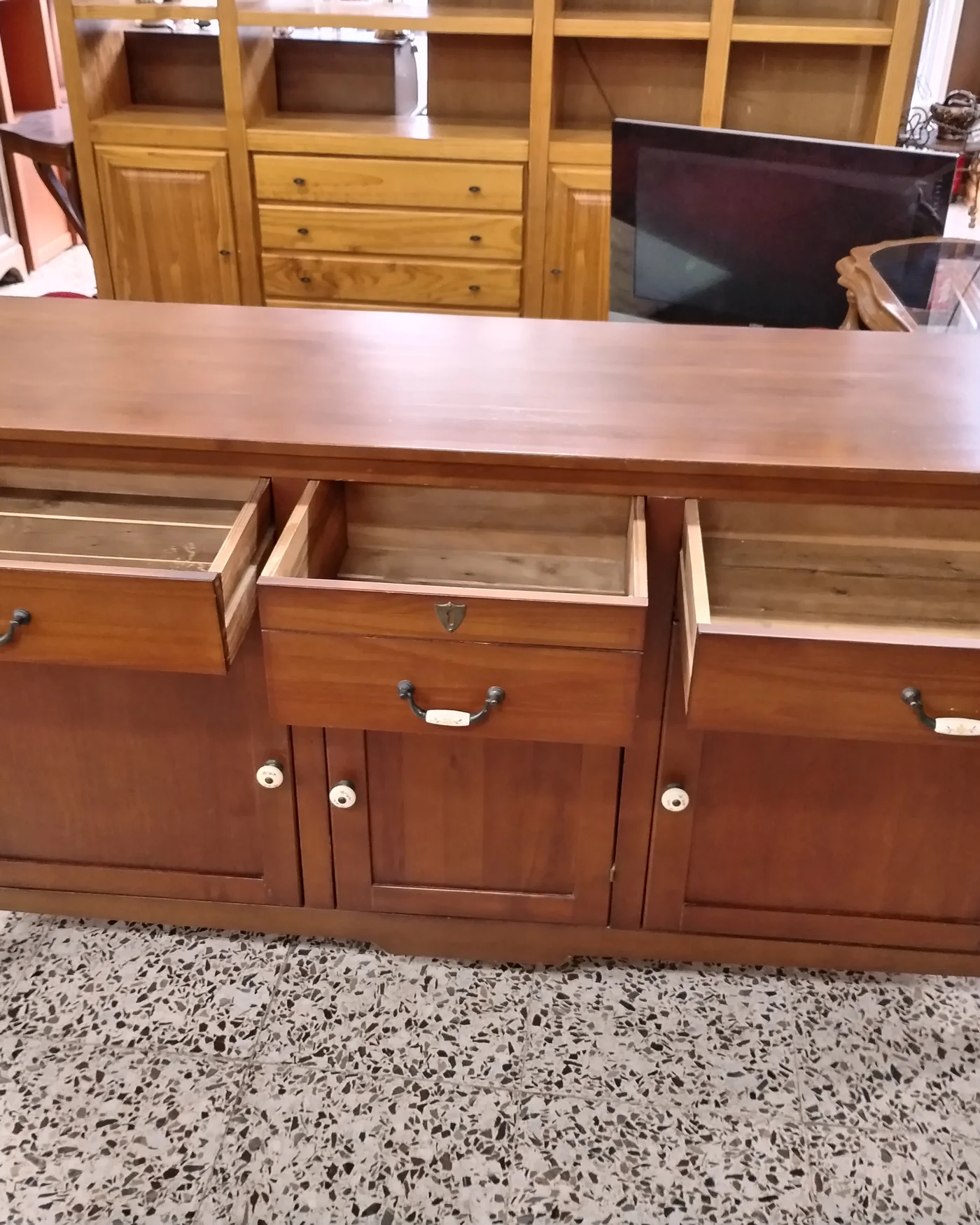 Aparador de madera estilo clásico - imagen 3