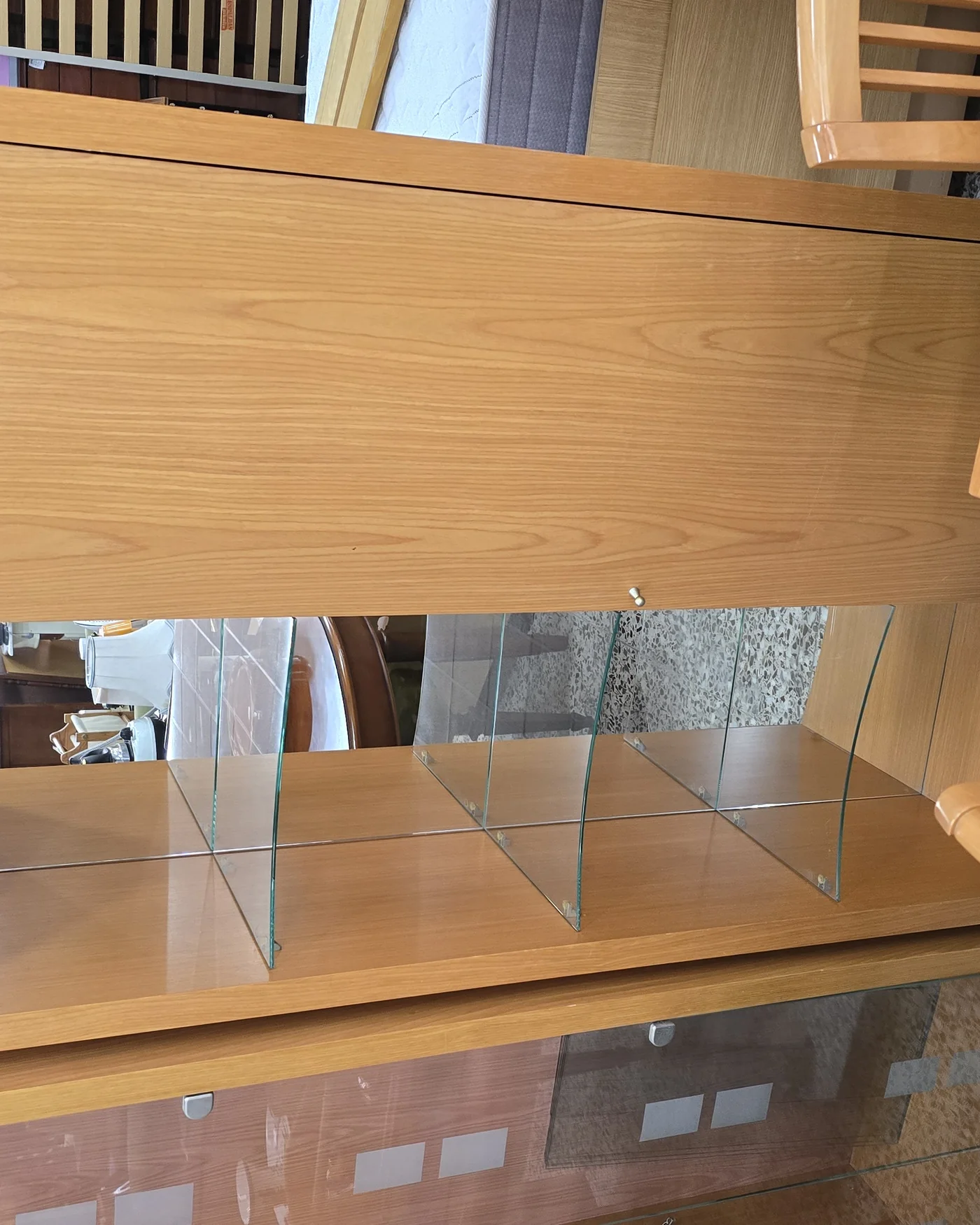 Vitrina moderna de madera clara con estantes de cristal - imagen 1