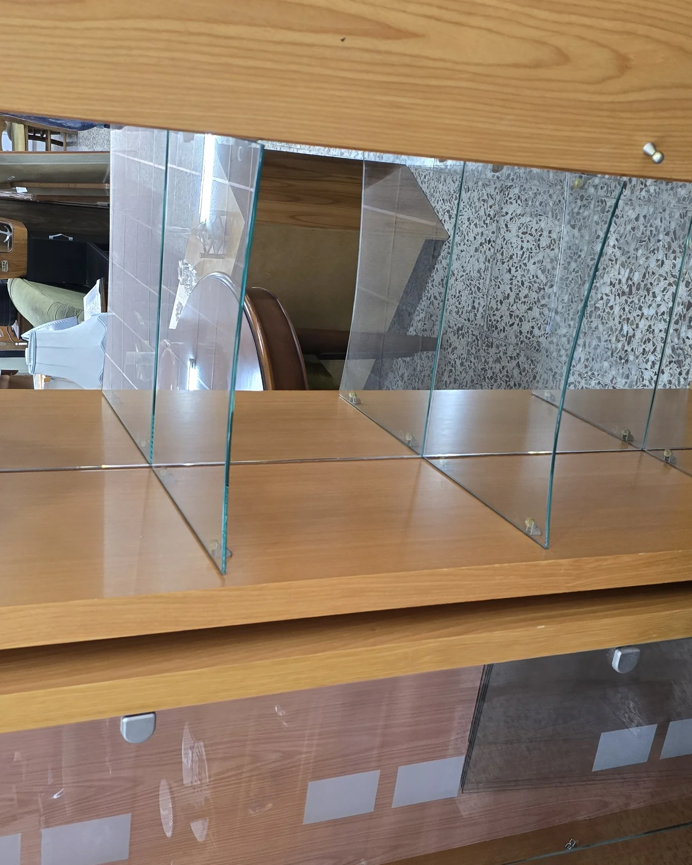 Vitrina moderna de madera clara con estantes de cristal - imagen 2