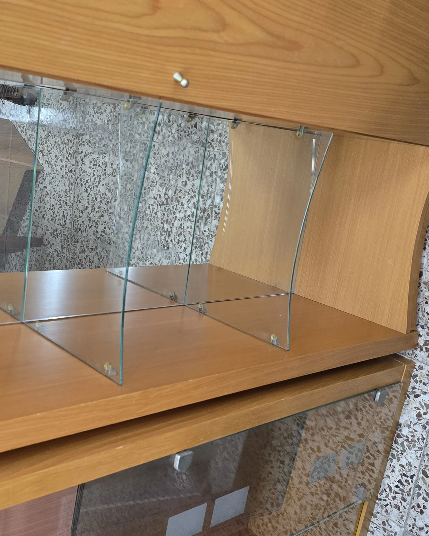 Vitrina moderna de madera clara con estantes de cristal - imagen 3