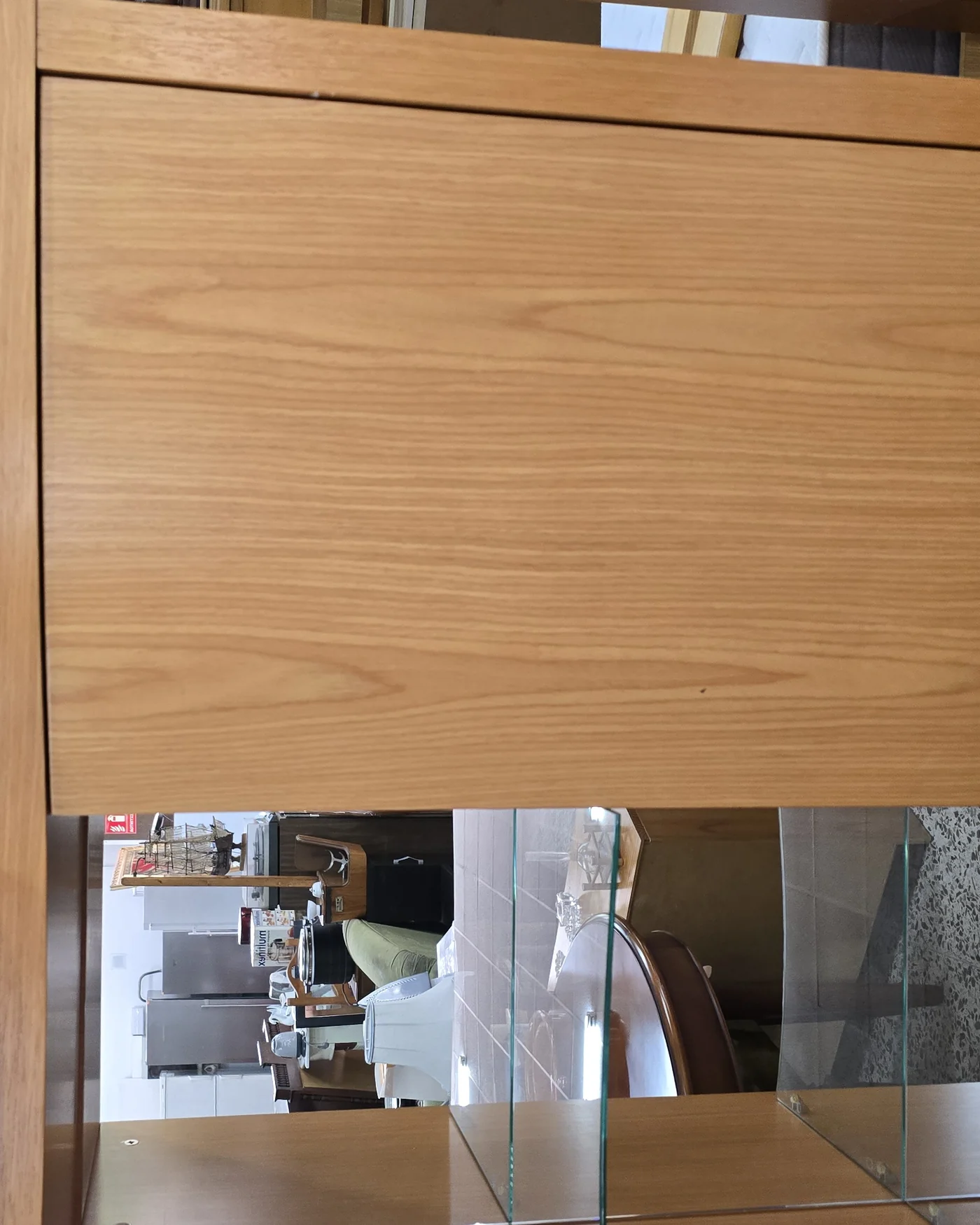 Vitrina moderna de madera clara con estantes de cristal - imagen 4