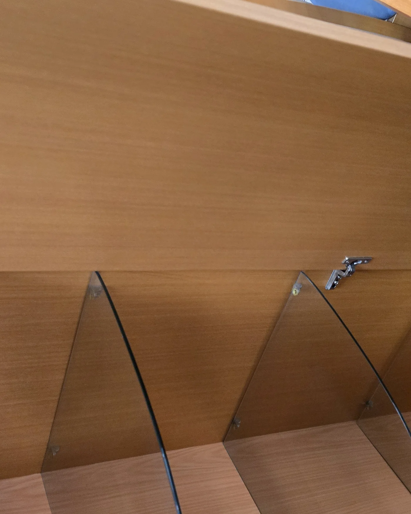 Vitrina moderna de madera clara con estantes de cristal - imagen 5