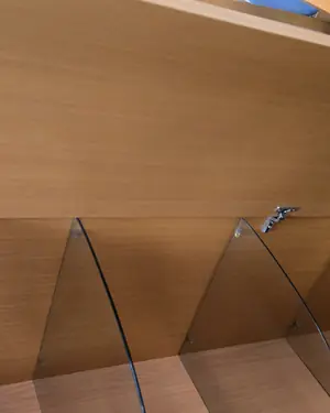 Vitrina moderna de madera clara con estantes de cristal - miniatura 5