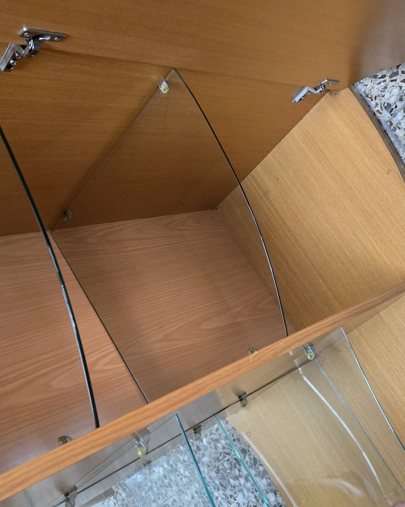 Vitrina moderna de madera clara con estantes de cristal - imagen 7