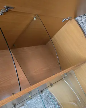 Vitrina moderna de madera clara con estantes de cristal - miniatura 7