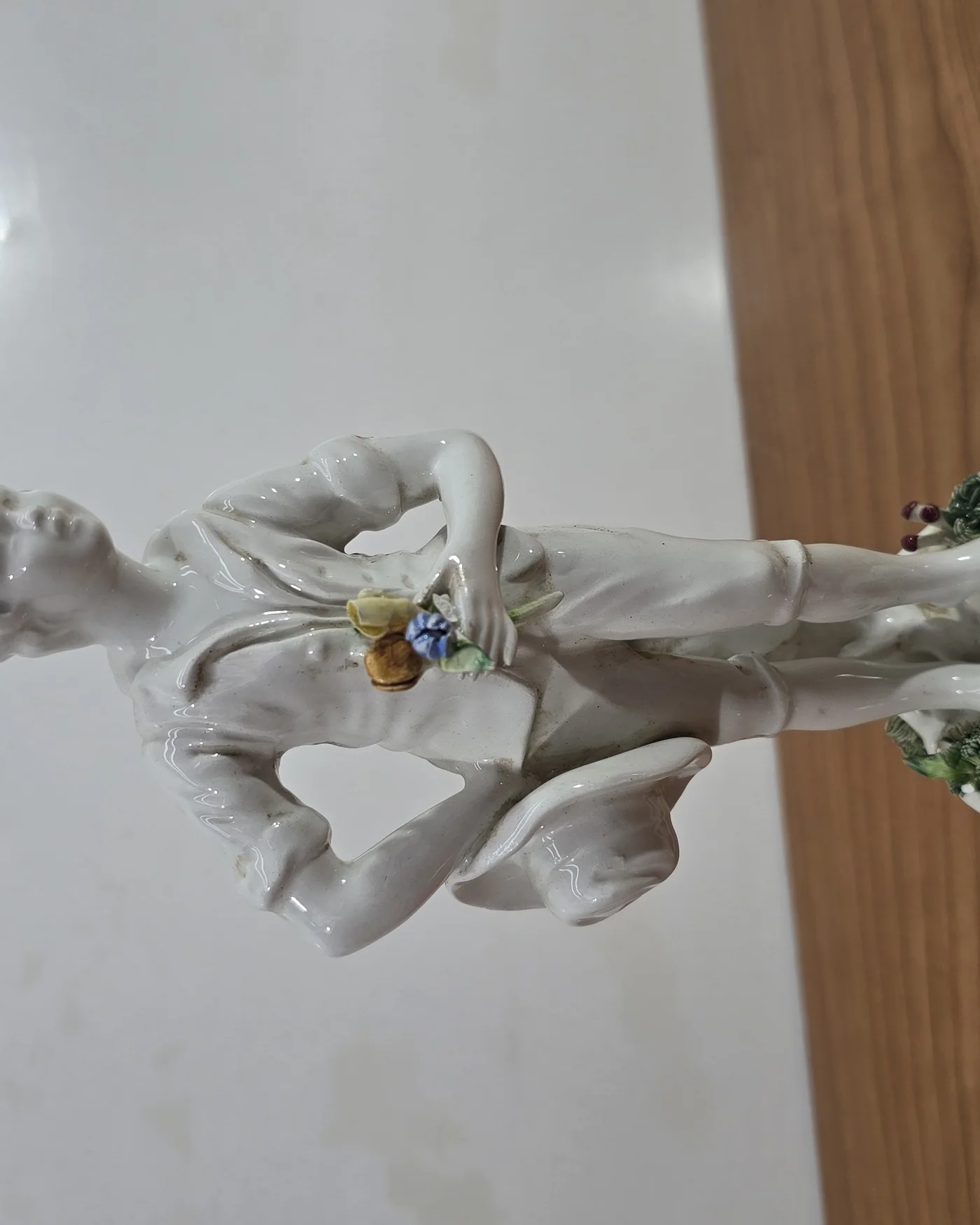 Figura de porcelana blanca con detalles policromados - imagen 1