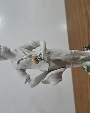 Figura de porcelana blanca con detalles policromados - miniatura 1