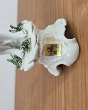 Figura de porcelana blanca con detalles policromados - miniatura 2