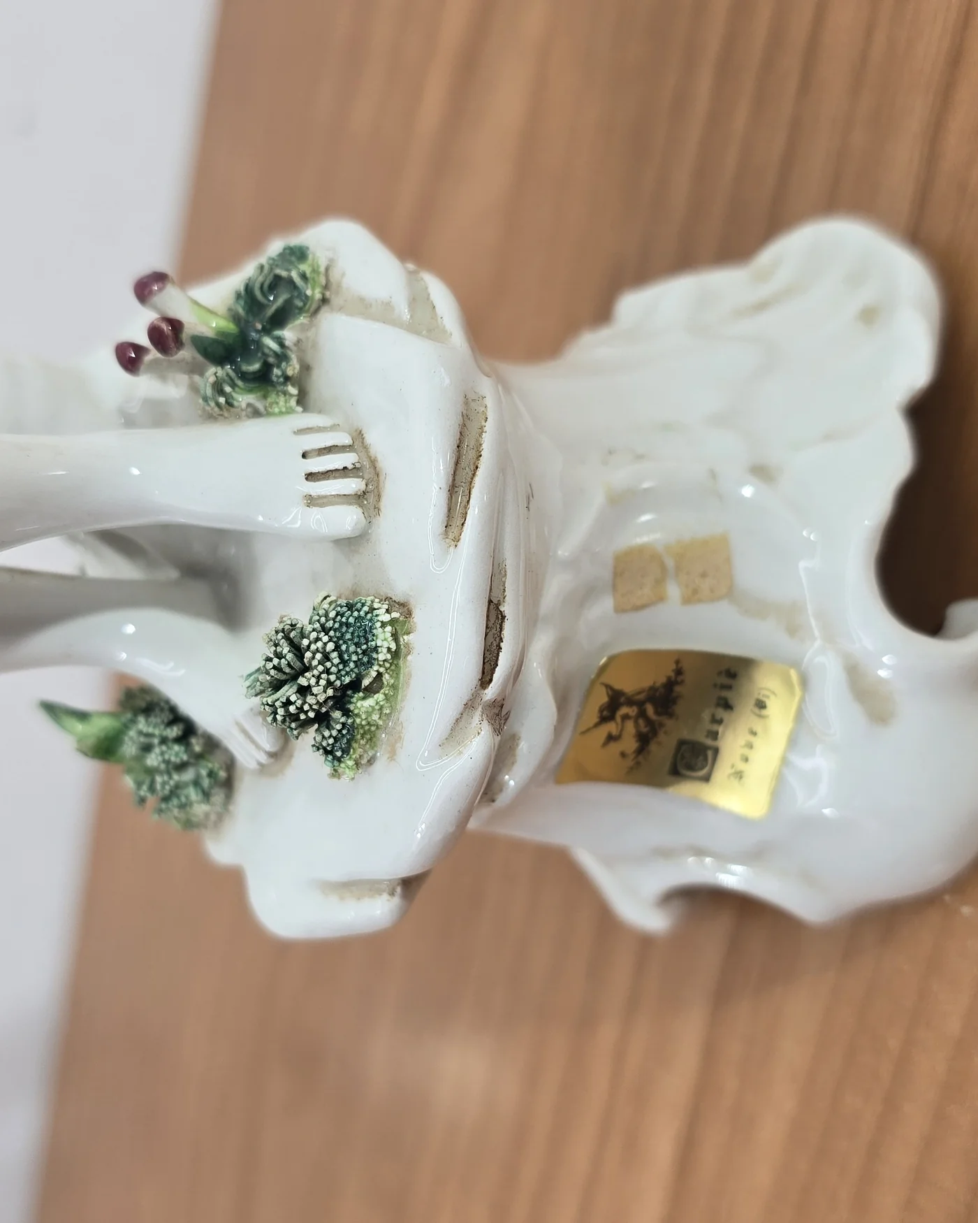 Figura de porcelana blanca con detalles policromados - imagen 3