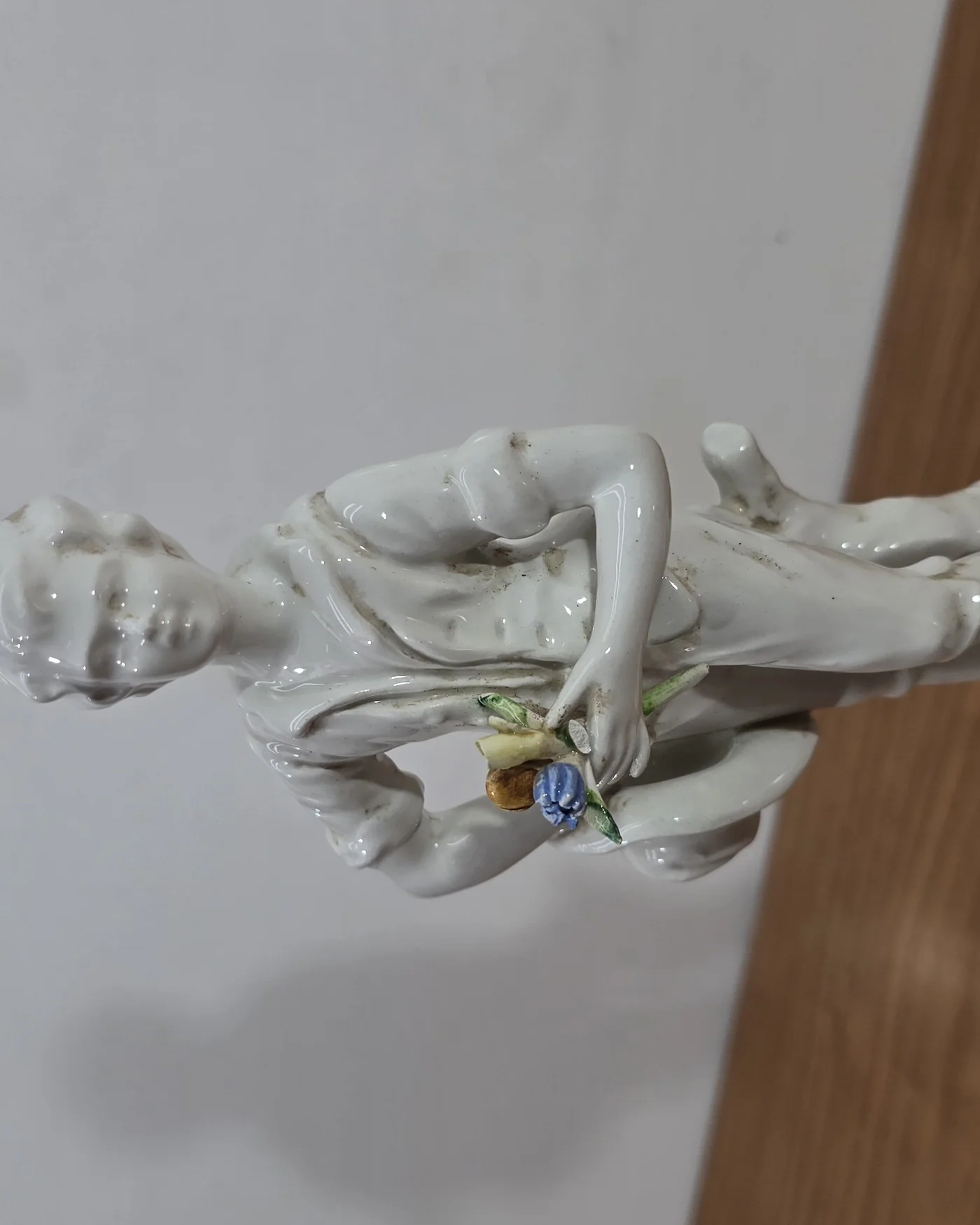 Figura de porcelana blanca con detalles policromados - imagen 4