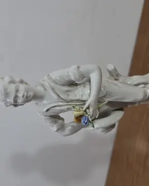 Figura de porcelana blanca con detalles policromados - miniatura 4