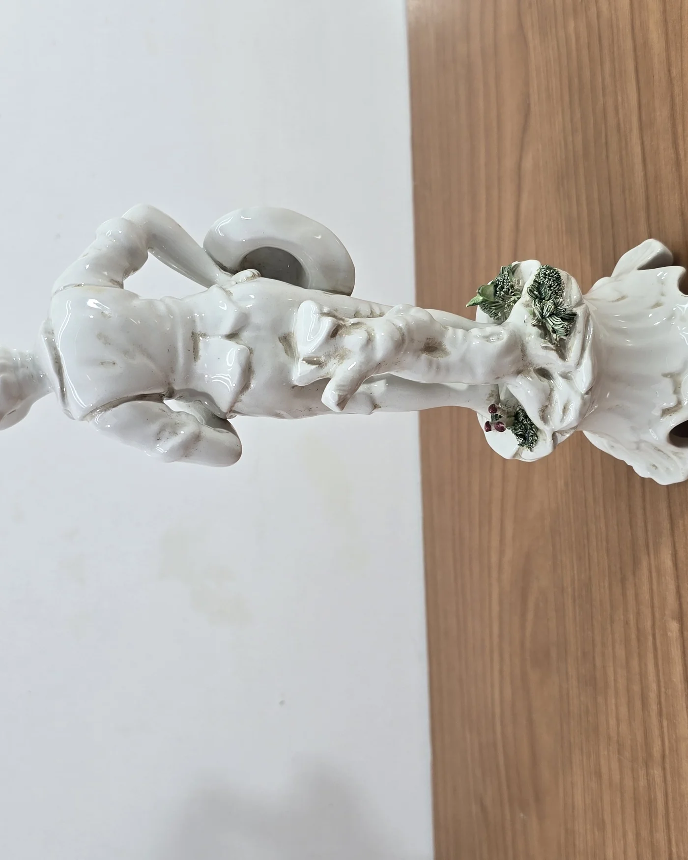 Figura de porcelana blanca con detalles policromados - imagen 5
