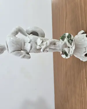 Figura de porcelana blanca con detalles policromados - miniatura 5