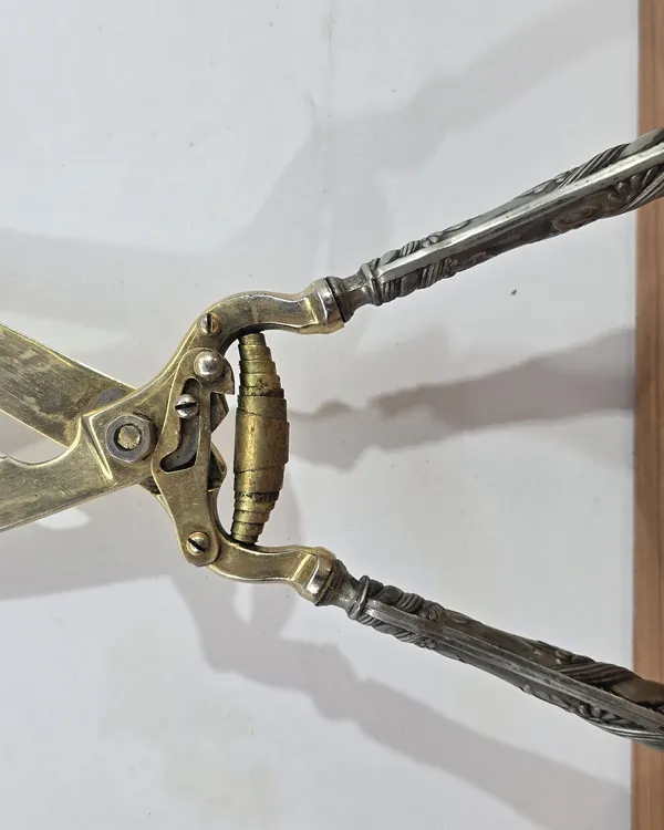 Tijera de Trinchar Vintage con Mango de Plata y Cuerpo de Latón