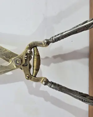 Tijera de trinchar vintage con mango de plata y cuerpo de latón - miniatura 1