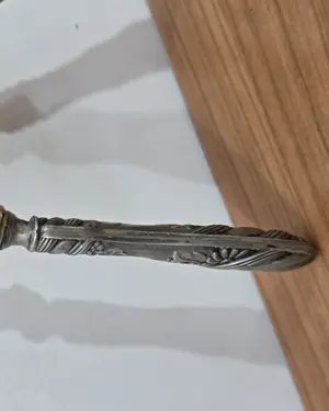 Tijera de trinchar vintage con mango de plata y cuerpo de latón - miniatura 3
