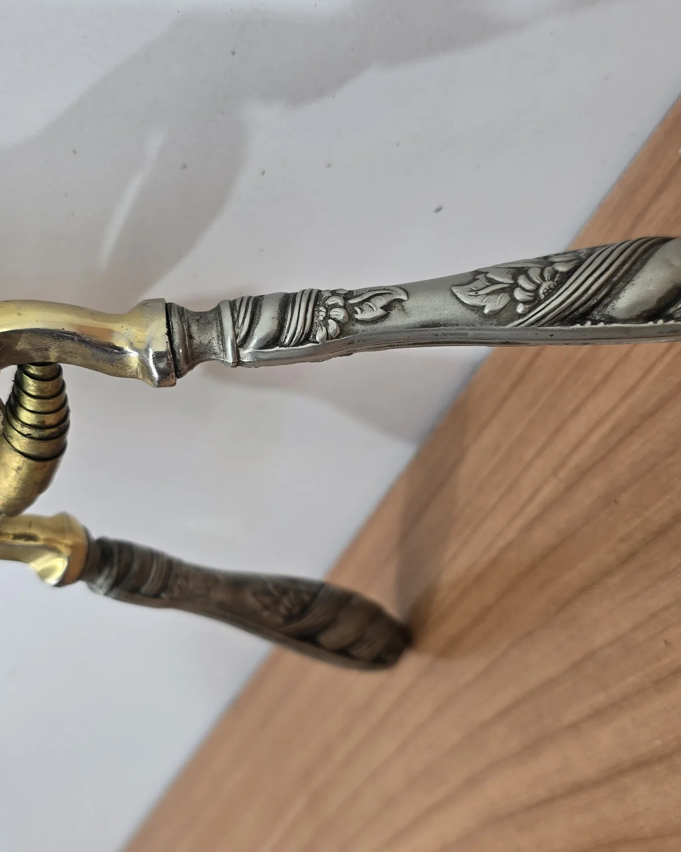 Tijera de trinchar vintage con mango de plata y cuerpo de latón - imagen 4