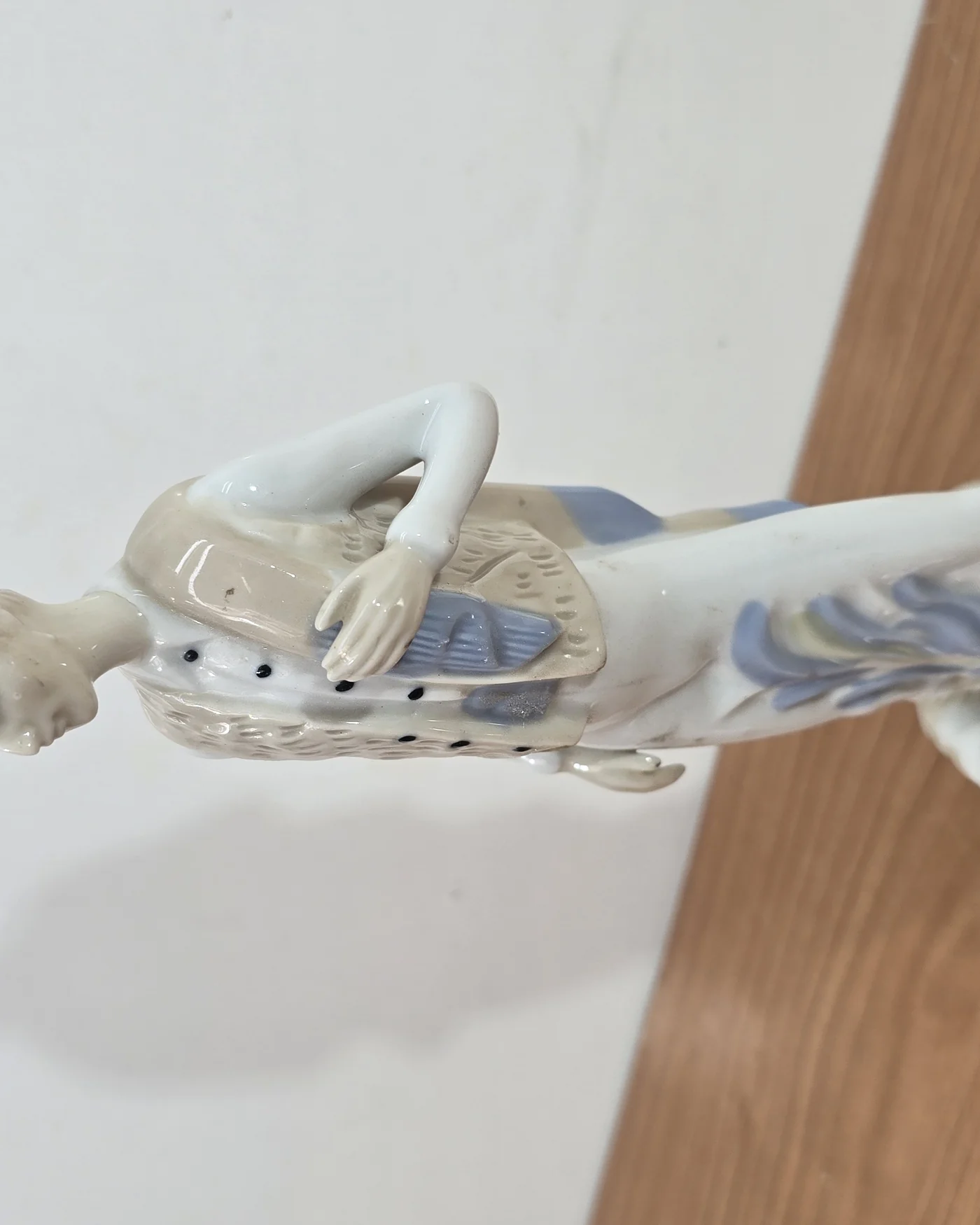Figura grande de porcelana con figura femenina y perro - imagen 4