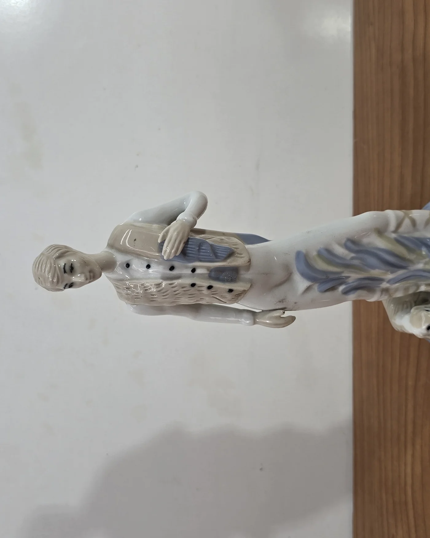 Figura grande de porcelana con figura femenina y perro - imagen 1