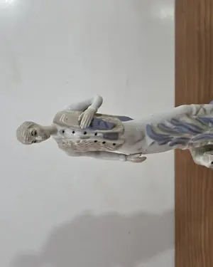 Figura grande de porcelana con figura femenina y perro - miniatura 1