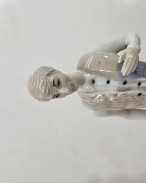 Figura grande de porcelana con figura femenina y perro - miniatura 2