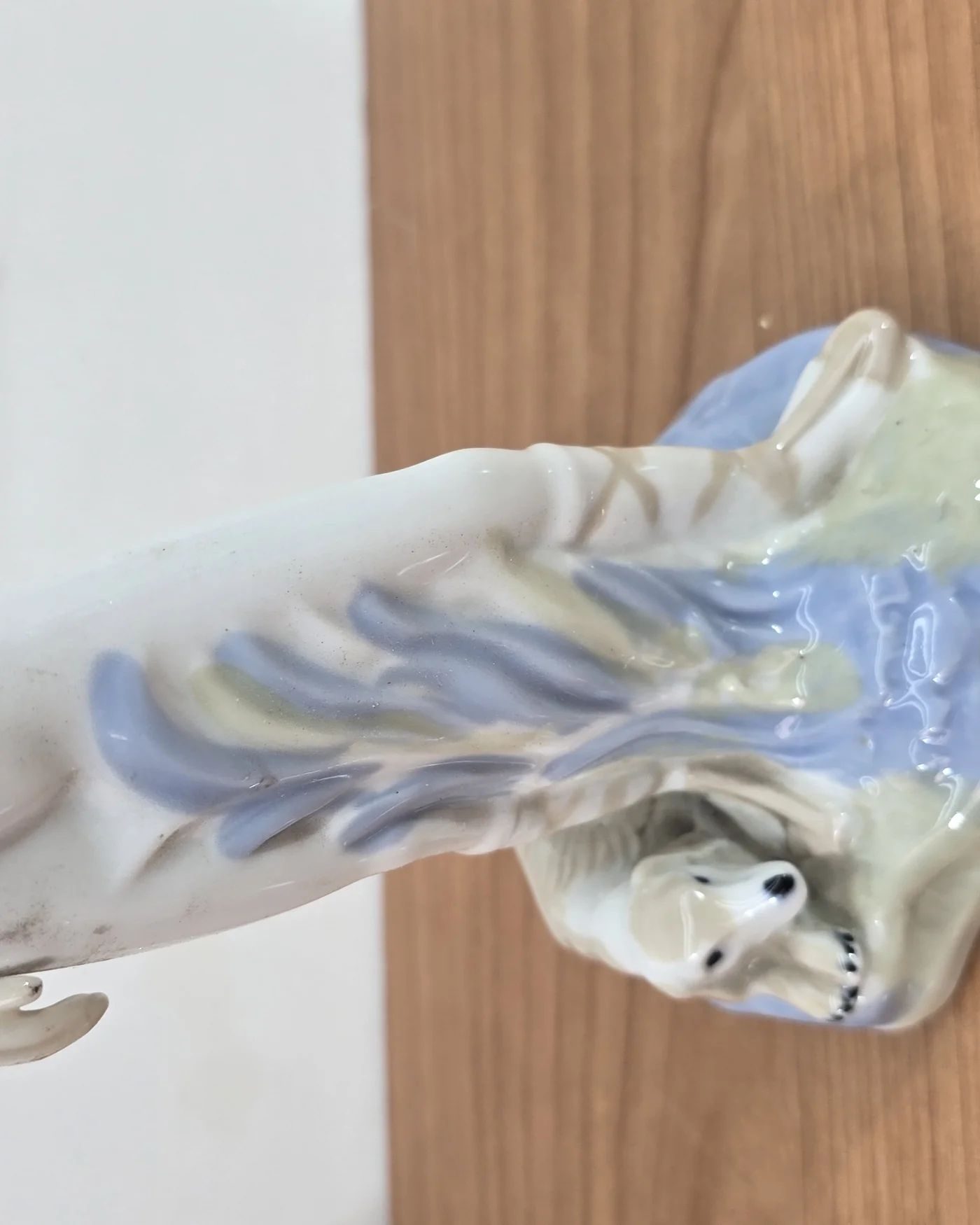 Figura grande de porcelana con figura femenina y perro - imagen 3