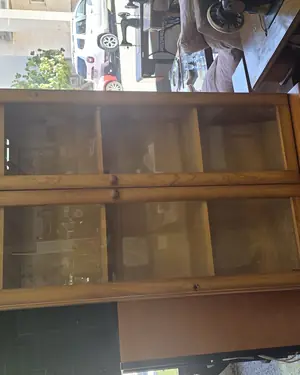 Vitrina de madera con puertas de cristal - miniatura 1