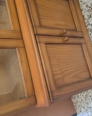 Vitrina de madera con puertas de cristal - miniatura 2