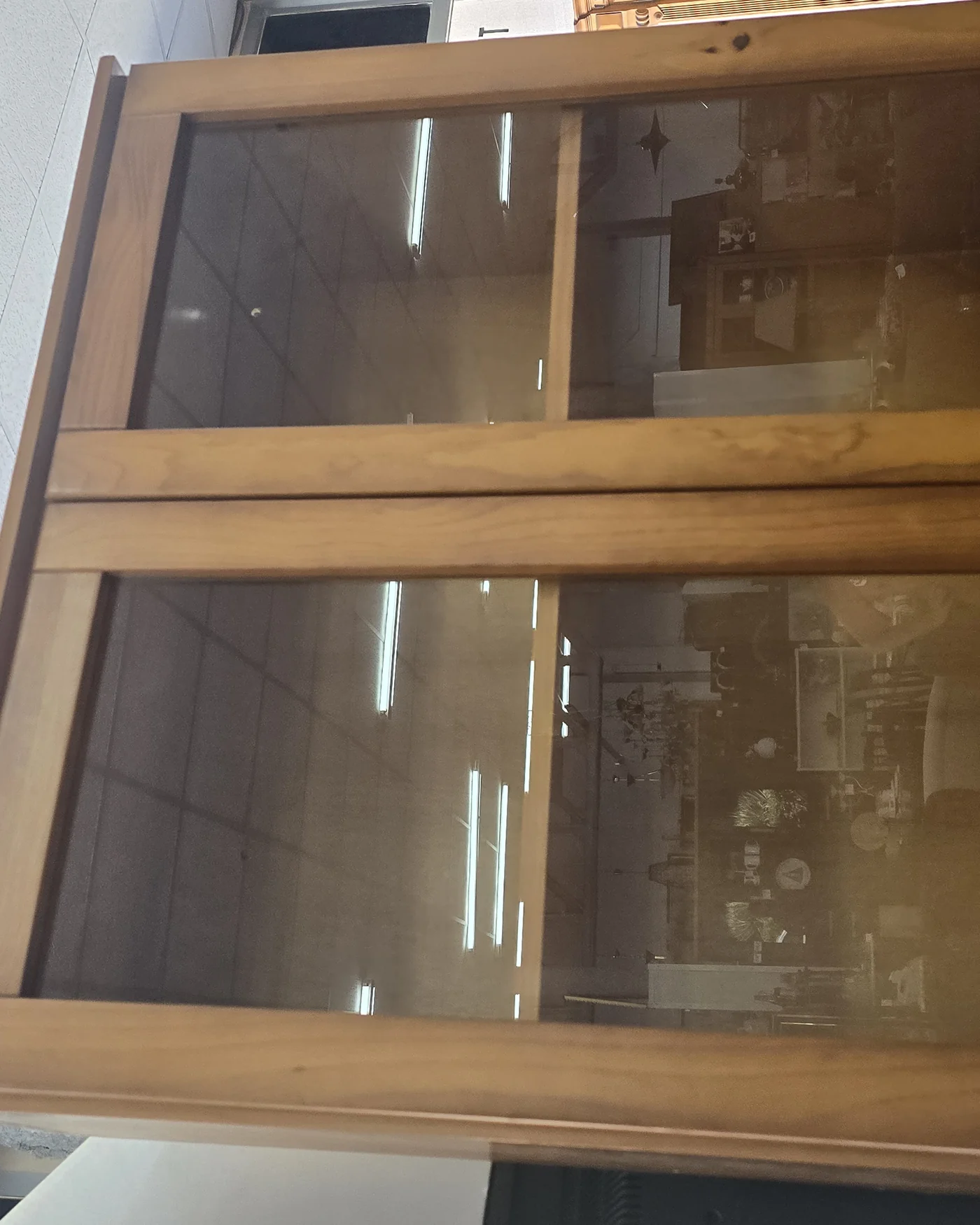 Vitrina de madera con puertas de cristal - imagen 4