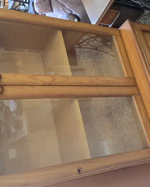 Vitrina de madera con puertas de cristal - miniatura 5