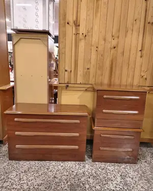 Comoda y mesitas de noche de madera - miniatura 1