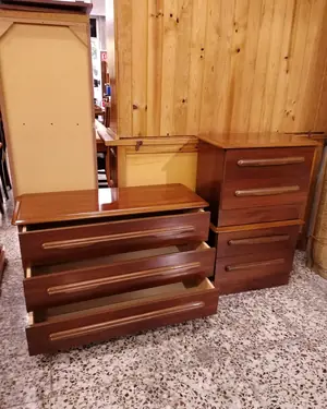 Comoda y mesitas de noche de madera - miniatura 2