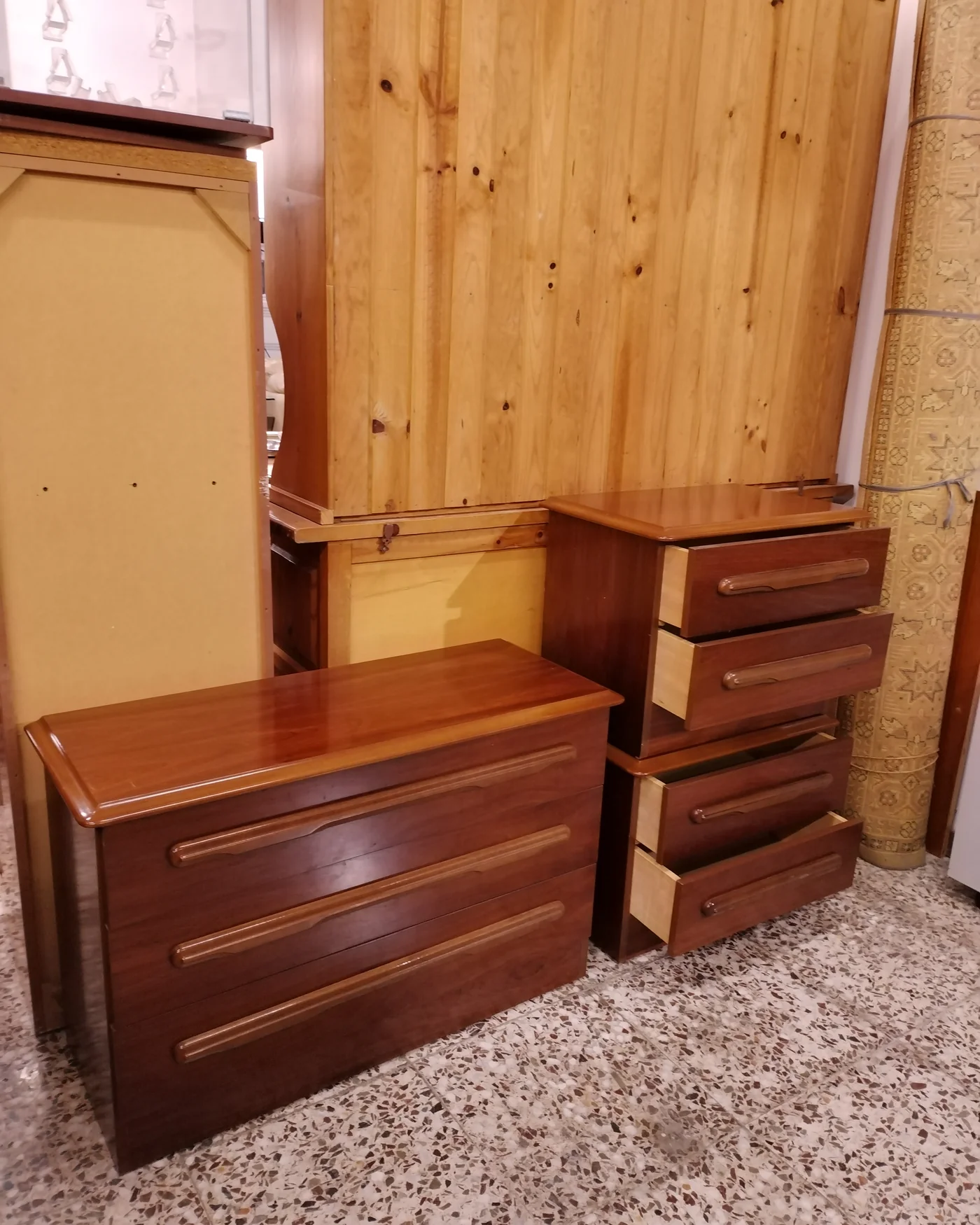 Comoda y mesitas de noche de madera - imagen 3
