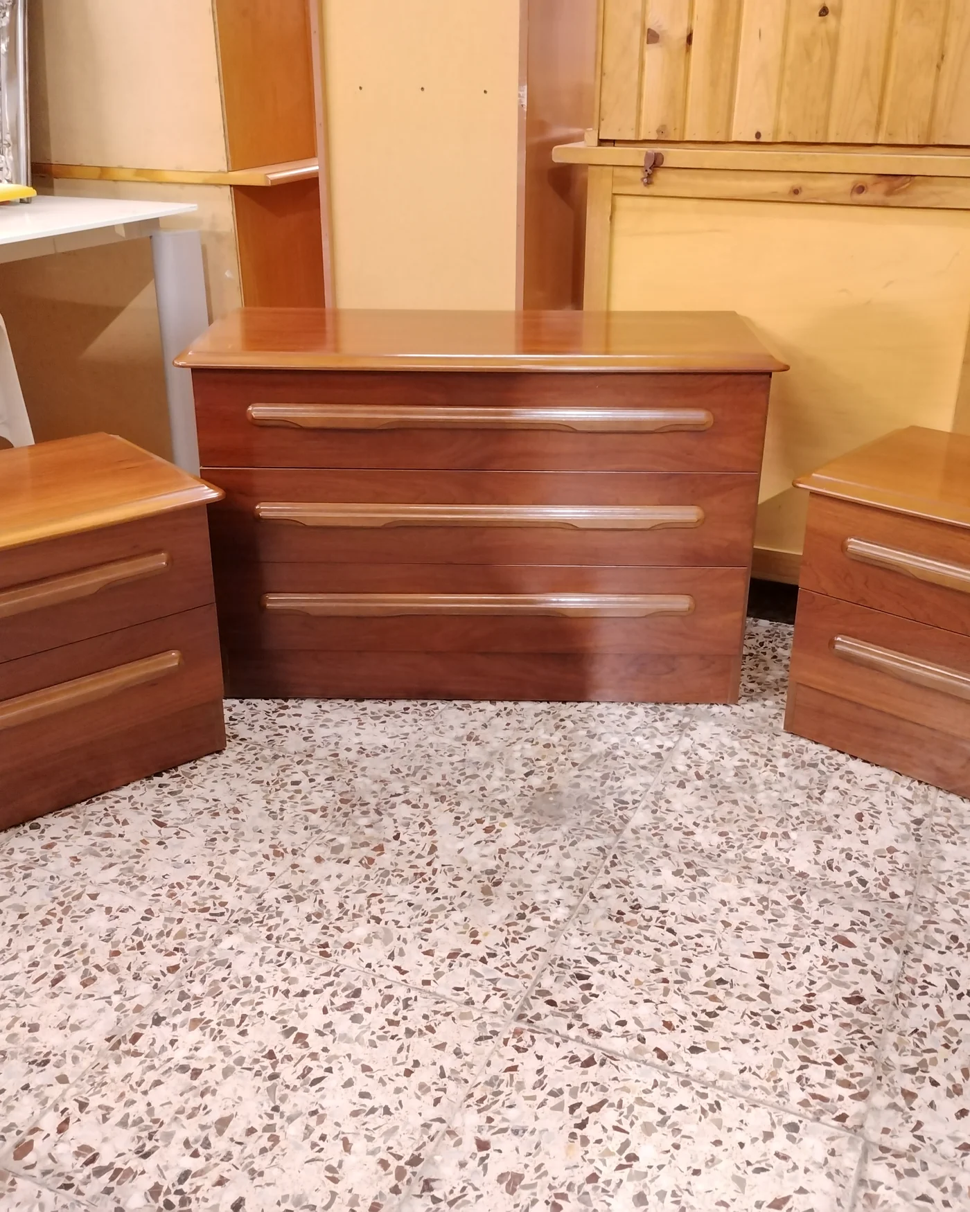 Comoda y mesitas de noche de madera - imagen 4