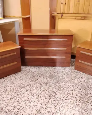 Comoda y mesitas de noche de madera - miniatura 4