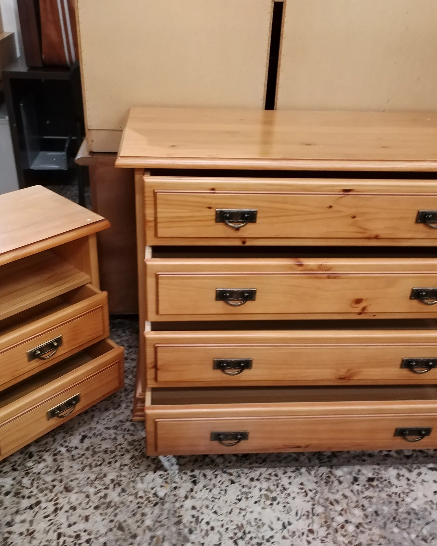 CONJUNTO COMODA Y MESITA DE CLAMESITA DE NOCHE - imagen 4